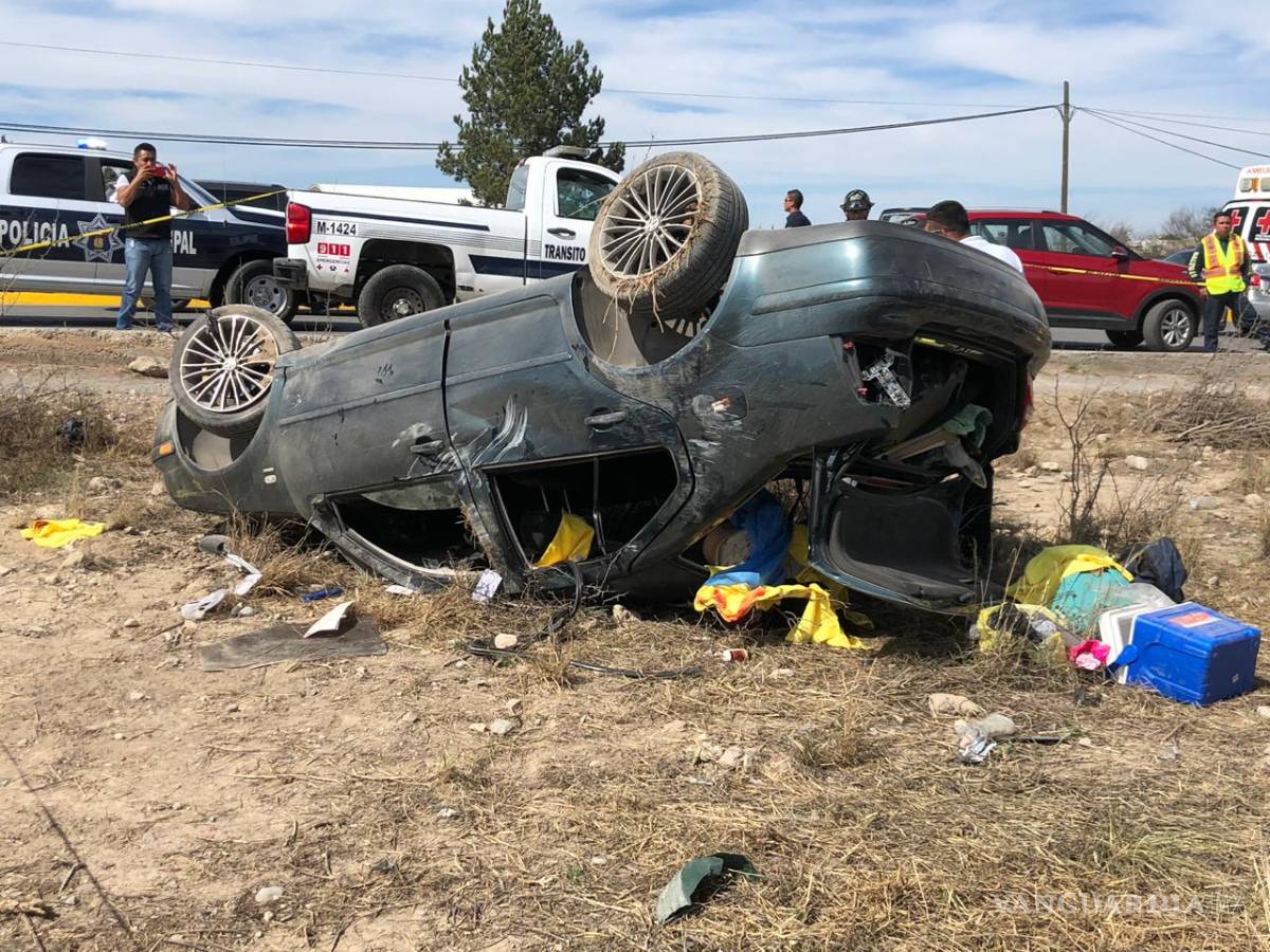 $!Estudiantes de UANE vuelcan al norte de Saltillo, una joven de 17 años muere en el lugar