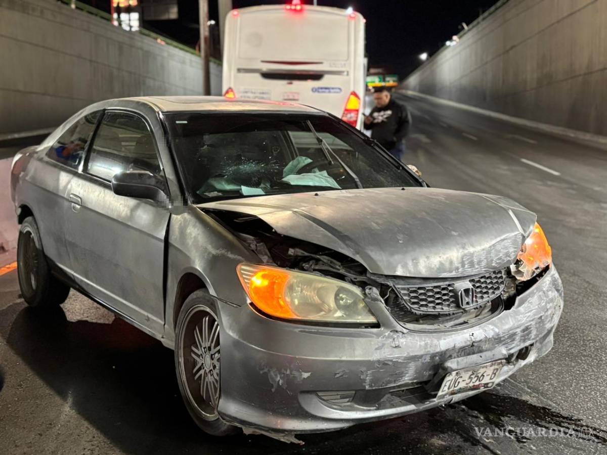 $!El automóvil Honda Civic quedó destrozado tras impactarse contra las ballenas vehiculares en el periférico Luis Echeverría Álvarez.