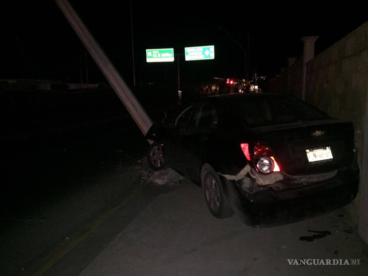 $!Ebrio tumba poste y deja sin luz a colonias del sur de Saltillo