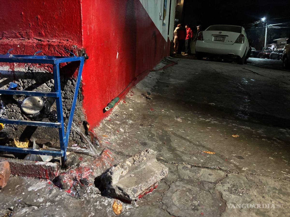 $!La fuga de agua generada por el choque fue controlada por los mismos vecinos del sector.