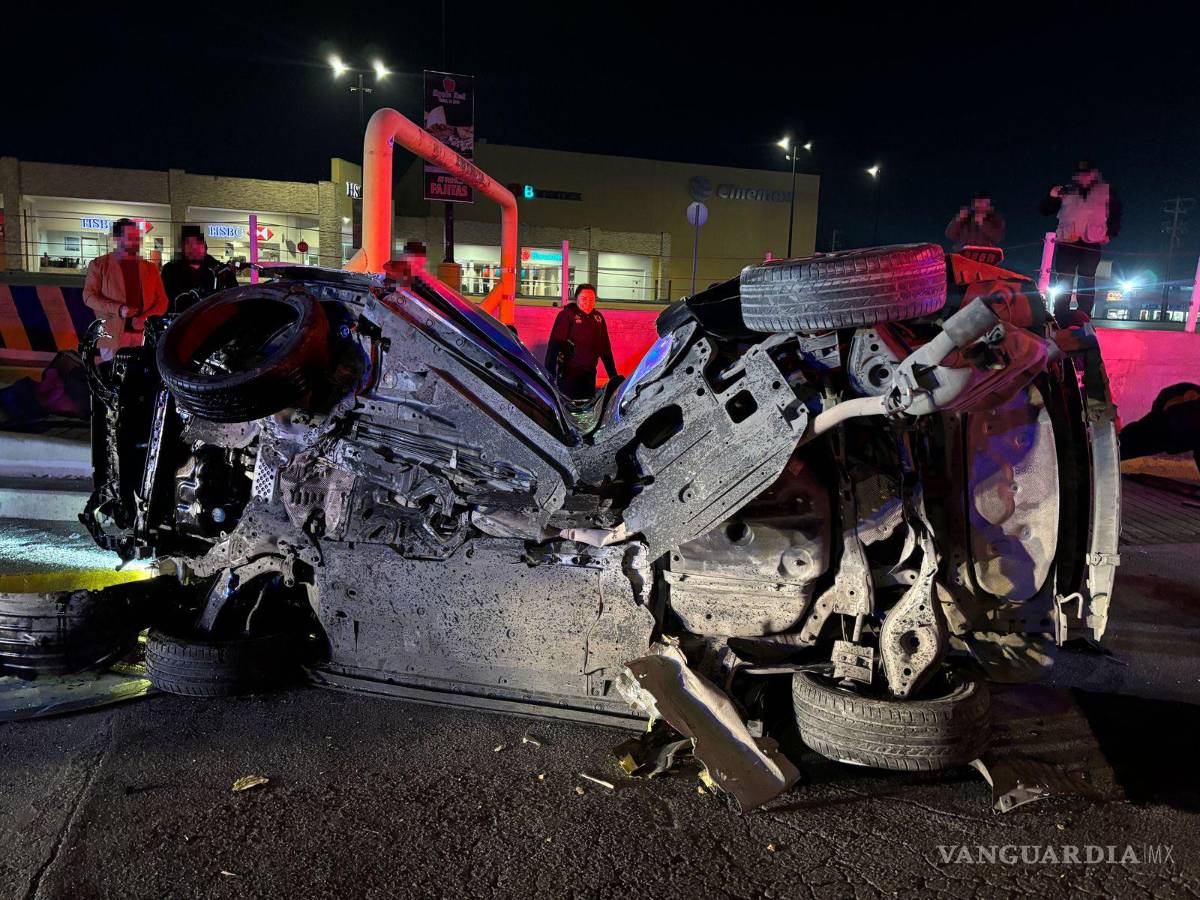 $!El vehículo impactó contra el muro de una plaza comercial y luego volcó, provocando daños materiales significativos.