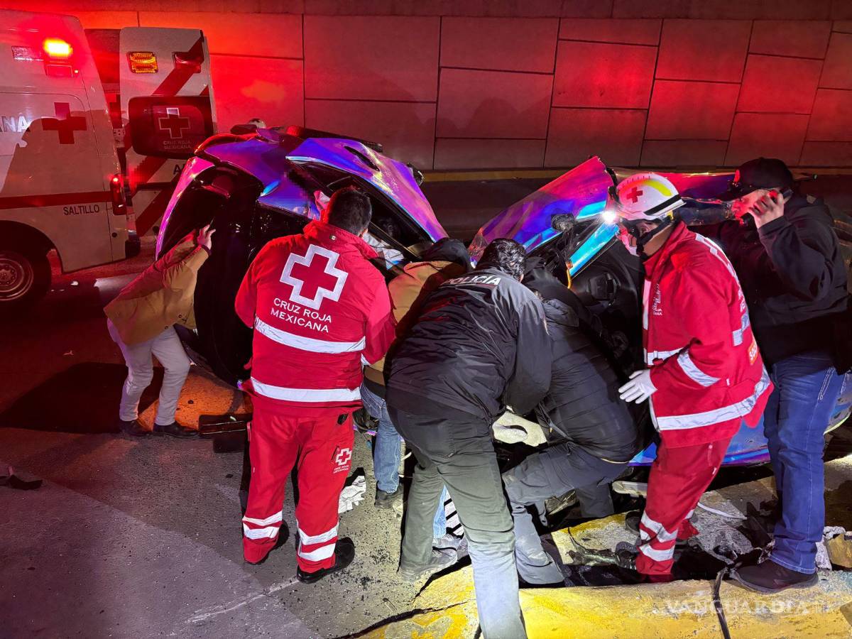 $!El joven conductor fue rescatado entre los fierros retorcidos de su vehículo por policías municipales, paramedicos y testigos del accidente.