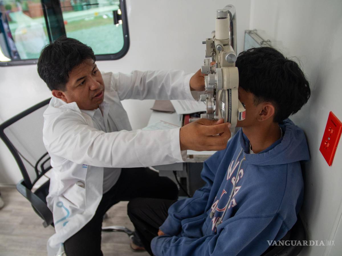$!Durante las brigadas de “Amor en Movimiento”, personal médico y del DIF Saltillo brinda atención visual, auditiva y dental a personas de todas las edades, sin costo alguno.