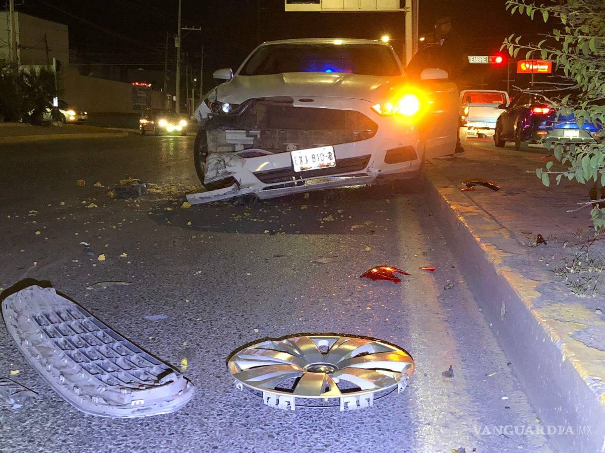$!El vehículo terminó destrozado del frente.