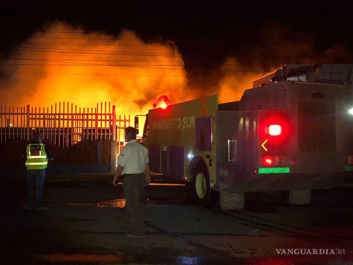 $!Bomberos de tres municipios combatieron el fuego que inició en la madrugada.