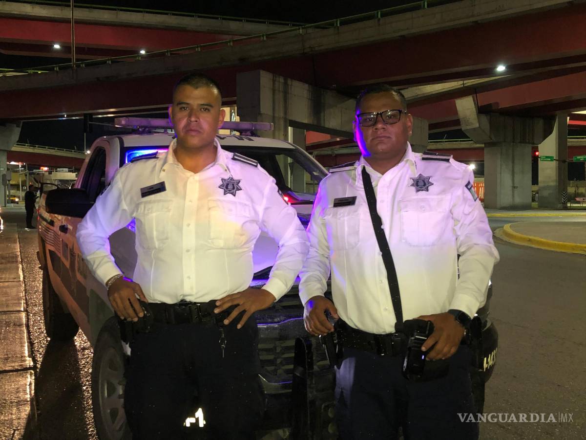 $!Los elementos policiacos llegaron para salvar la vida a la joven mujer.