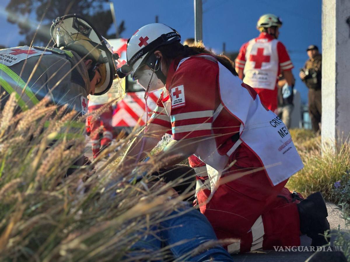 $!Paramédicos de la Cruz Roja valoraron a los lesionados y los trasladaron a hospitales distintos.