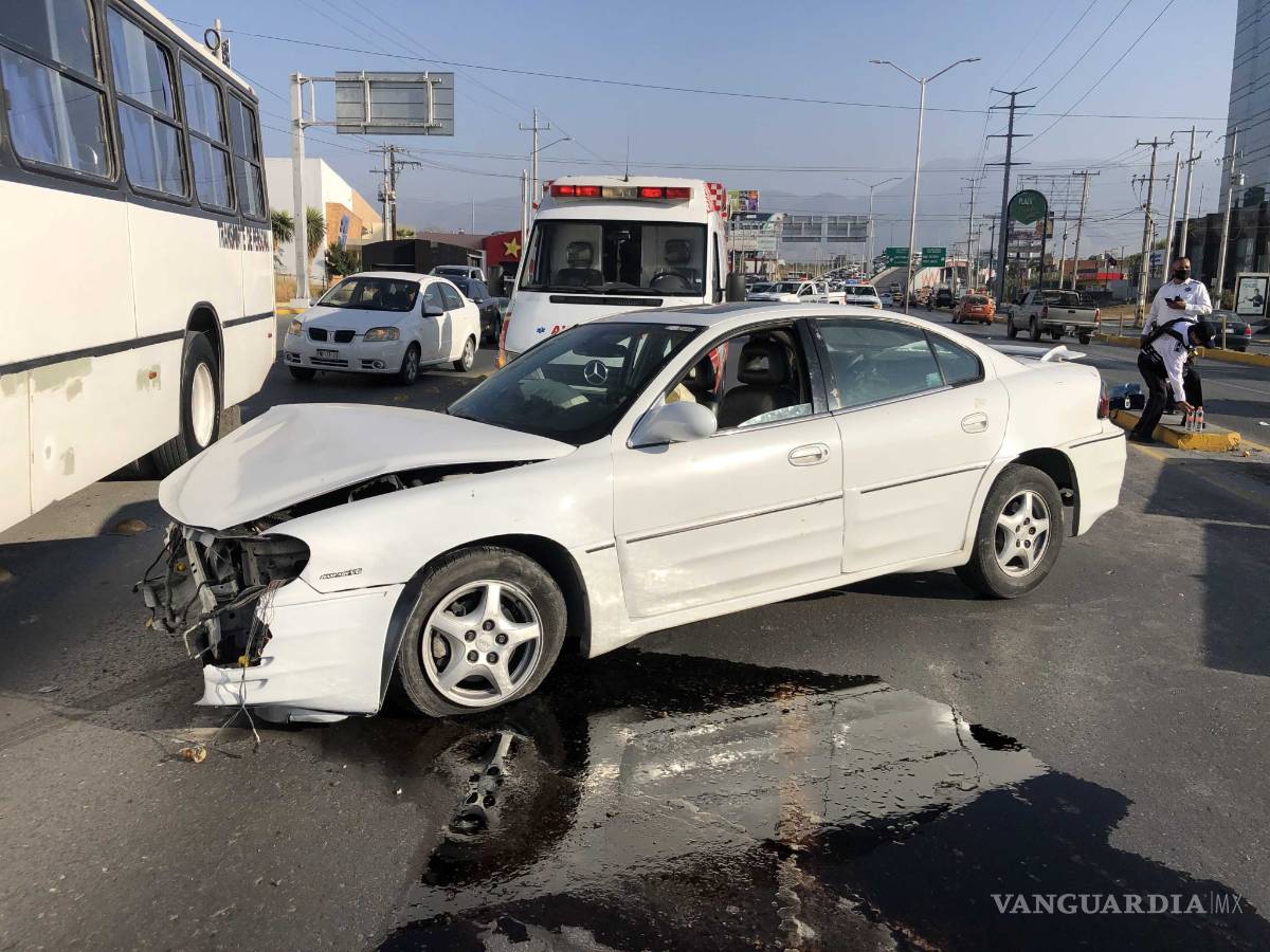 $!Choque en LEA deja dos personas lesionadas en Saltillo