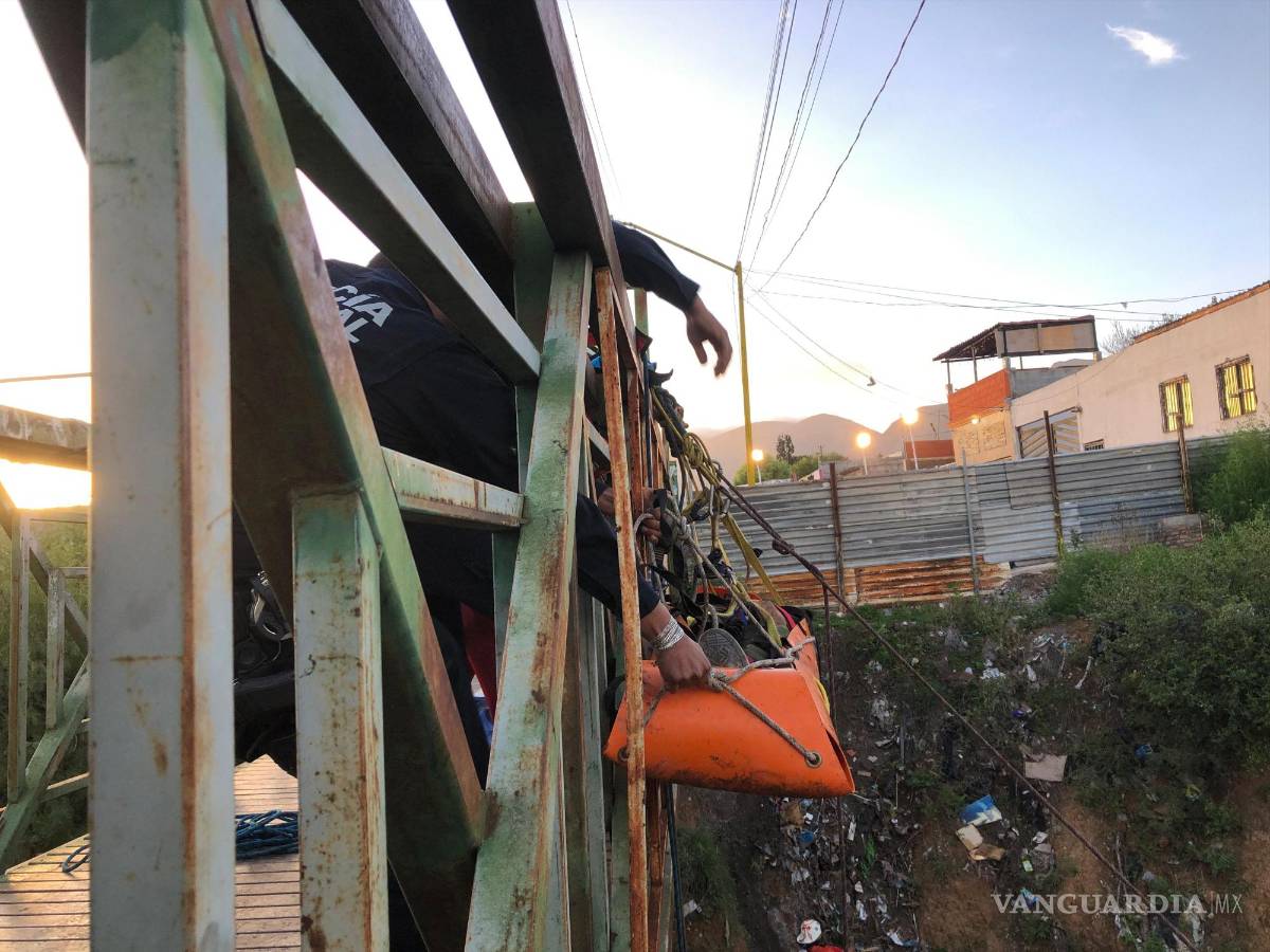 $!El joven fue subido para ser atendido médicamente.