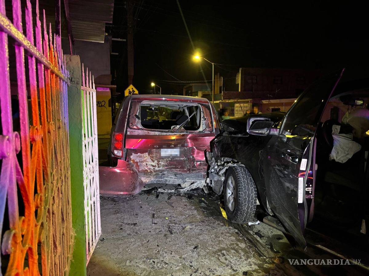 $!Aunque el choque fue aparatoso, las autoridades confirmaron que no hubo personas lesionadas en el percance.