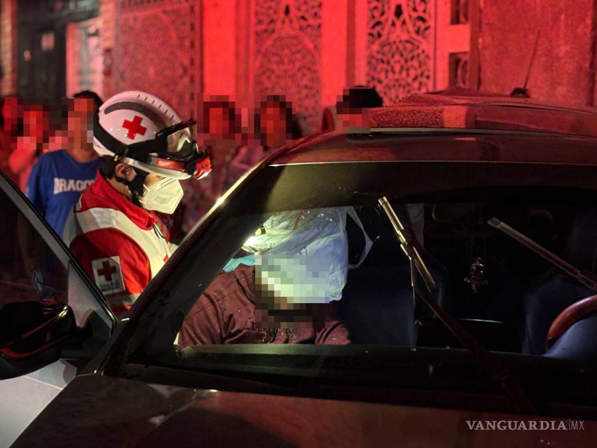 $!El conductor gravemente herido fue atendido por paramédicos de la Cruz Roja.