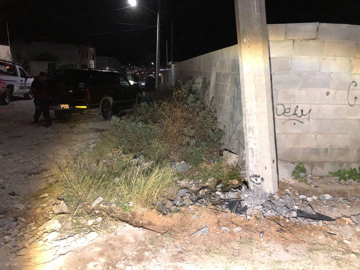 $!El conductor dijo que la terracería lo hizo perder el control.