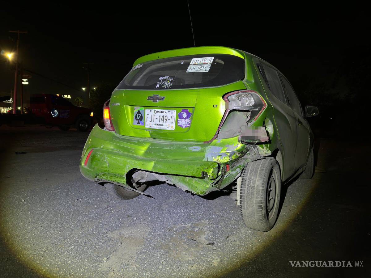 $!El Chevrolet Spark sufrió daños en la parte trasera tras el impacto en la colonia Los Rodríguez.