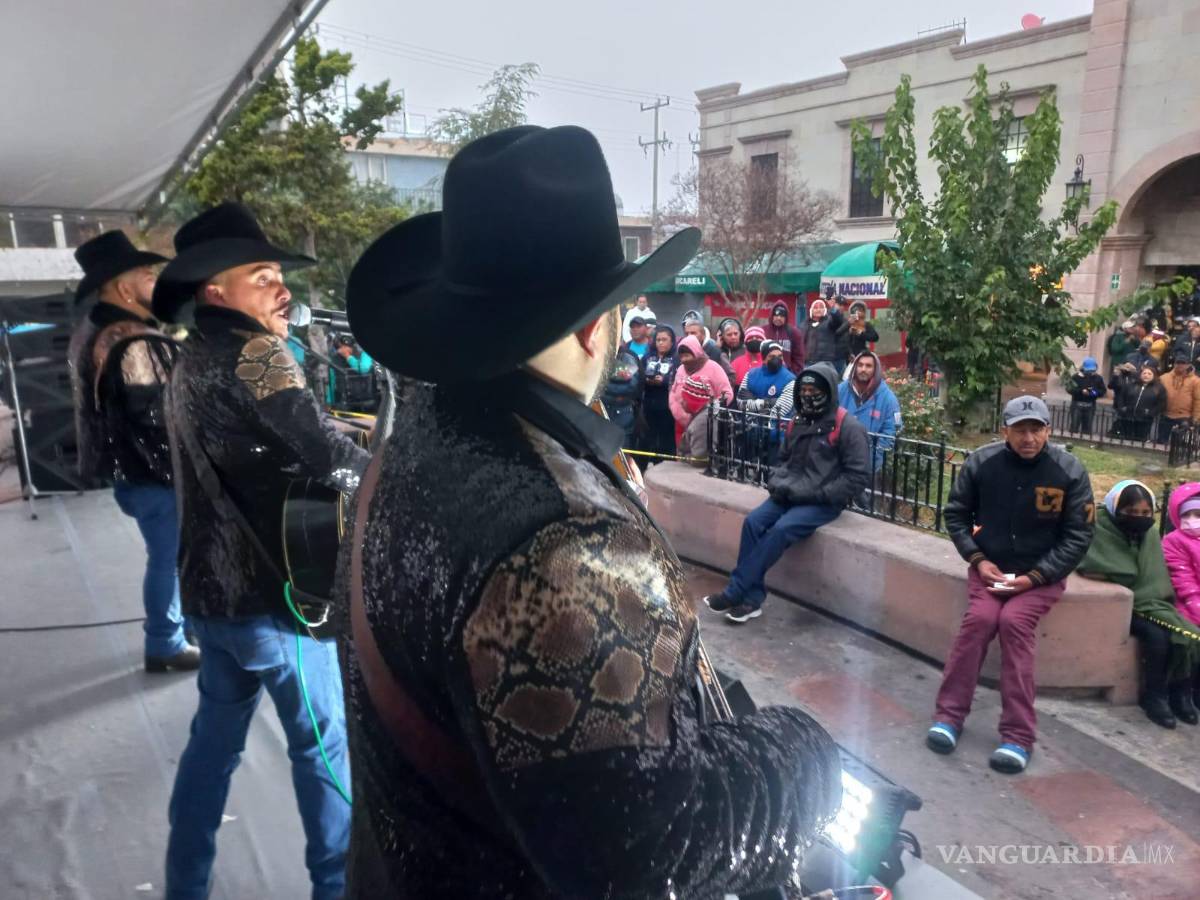 $!Grupos musicales amenizaron el 65 aniversario del mercado.