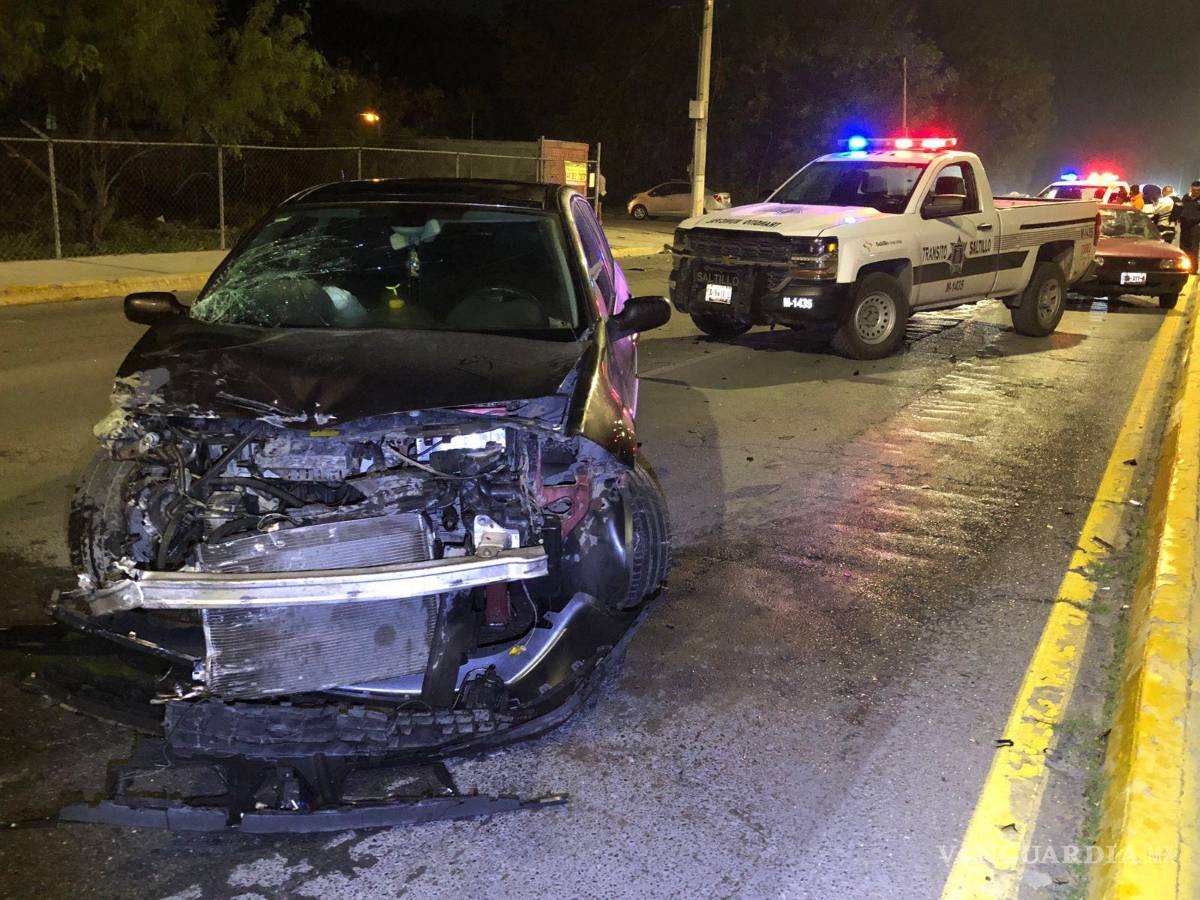 $!La maniobra de la mujer le quitó el derecho de paso al conductor de un vehículo Renault.