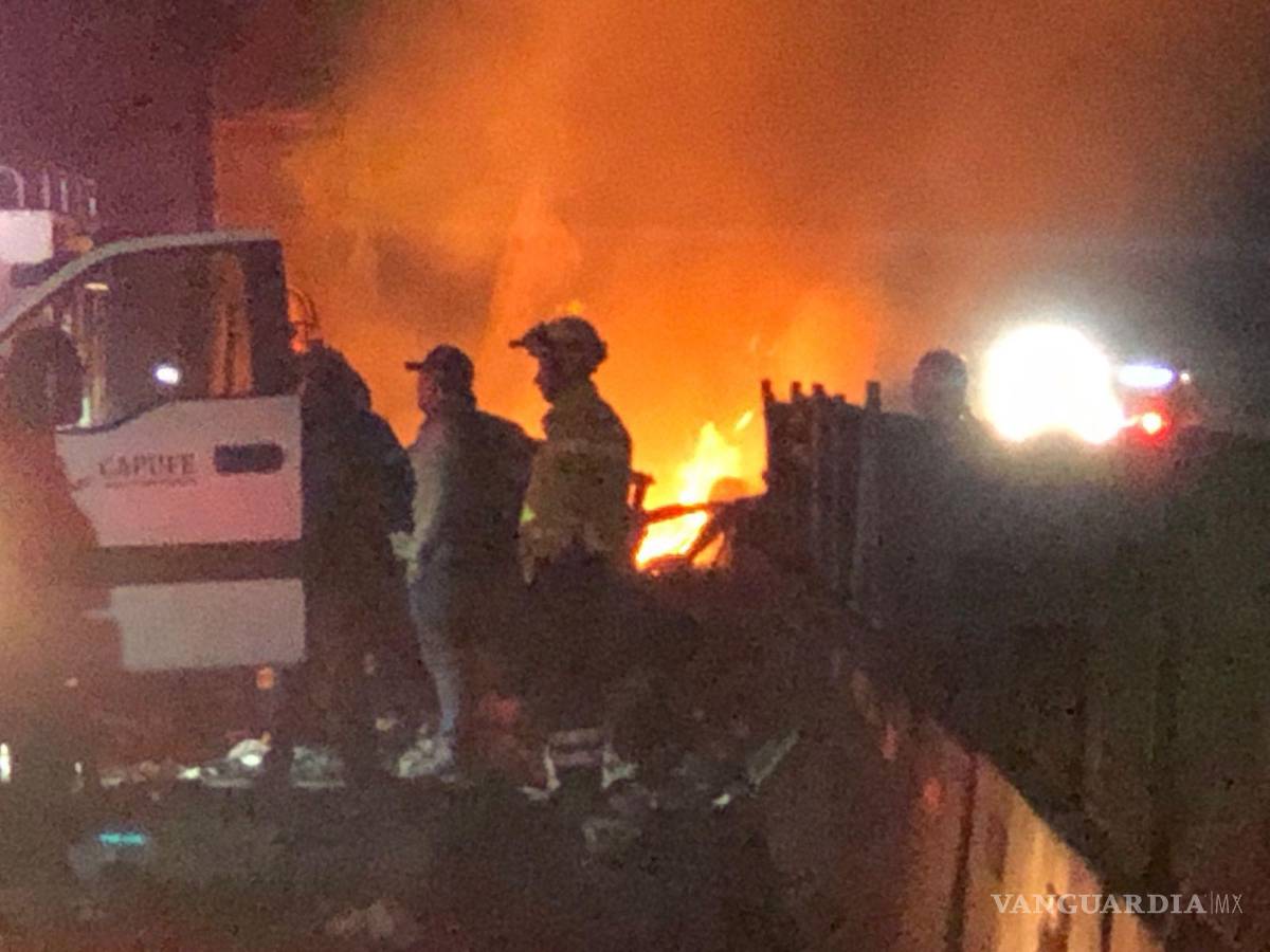 $!El conductor del tráiler fue rescatado por los equipos de emergencia después de quedar atrapado en la cabina del vehículo volcado.