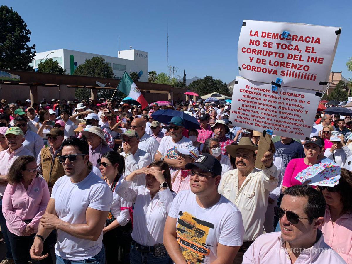 $!Más de mil 300 personas se dieron cita a la Plaza de las Ciudades Hermanas de Saltillo para manifestarse en contra del cúmulo de cambios legislativos en materia electoral.