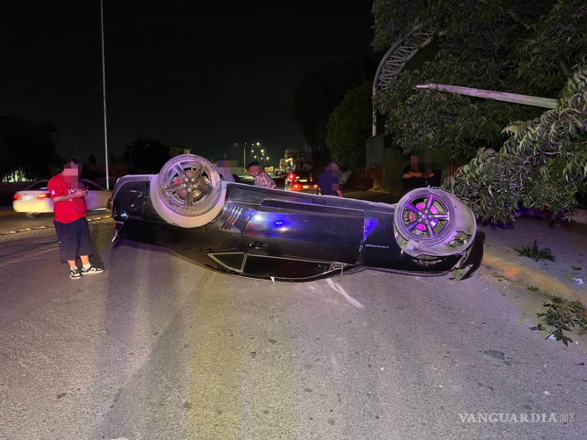 $!El automóvil quedó con los neumáticos hacia arriba tras utilizar la luminaria como punto de impacto, lo que provocó que la unidad terminara volcada sobre la vialidad, generando la movilización de autoridades.