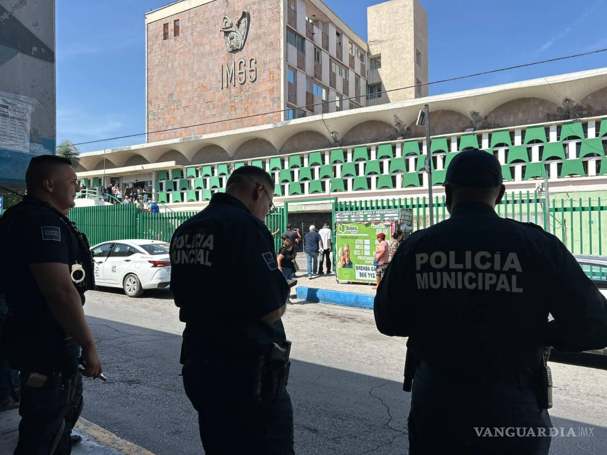 $!Elementos de la Policía Municipal acudieron a la Clínica 7 para mantener el orden durante la protesta.
