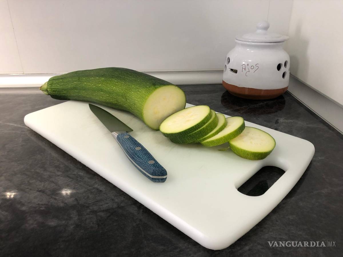 $!Un calabacín cortado a rodajas. EFE/Purificación León