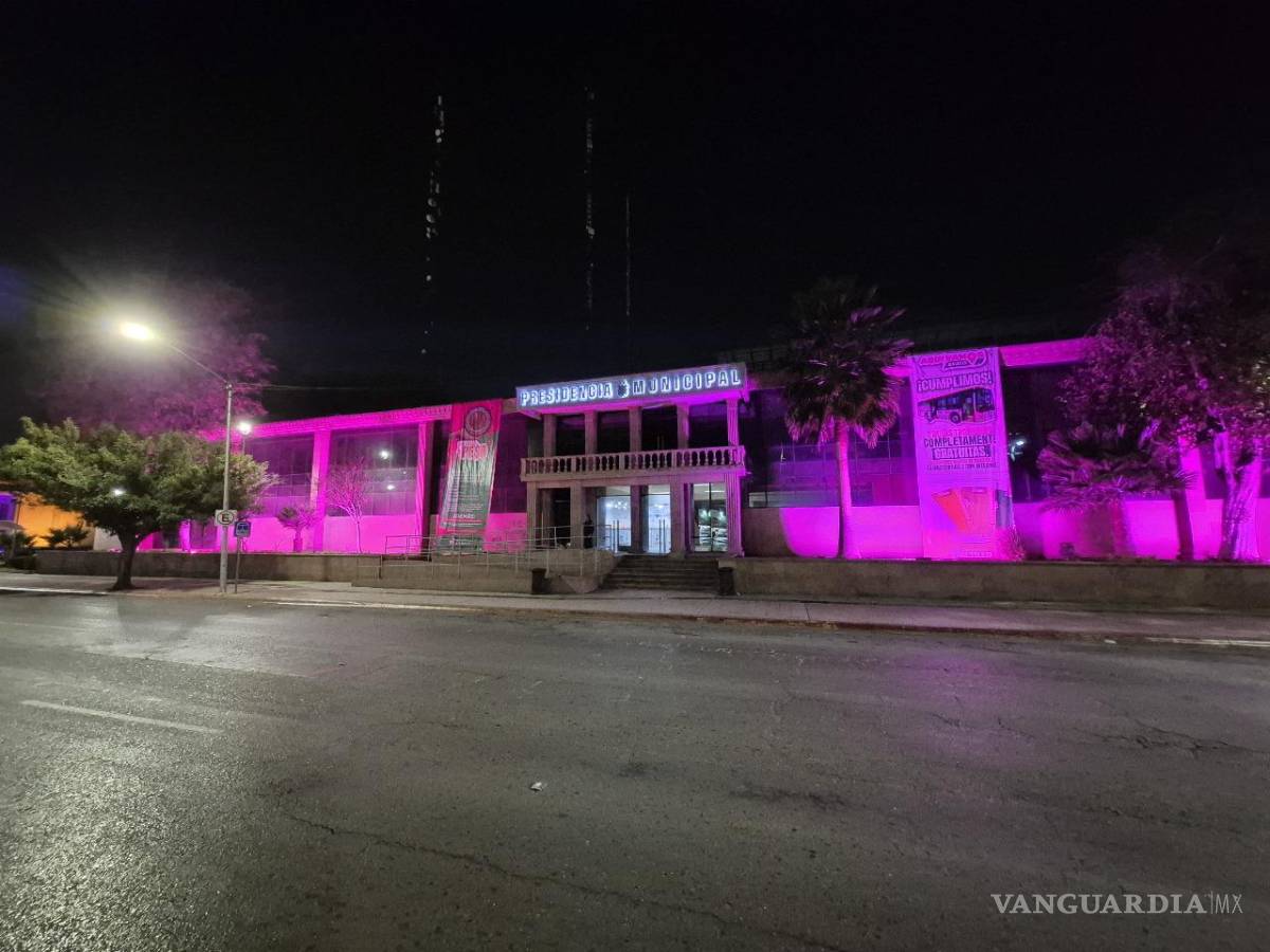 $!La fachada de la Presidencia Municipal de Saltillo se iluminó de rosa como símbolo de apoyo a la lucha contra el cáncer de mama durante el Mes de la Sensibilización.