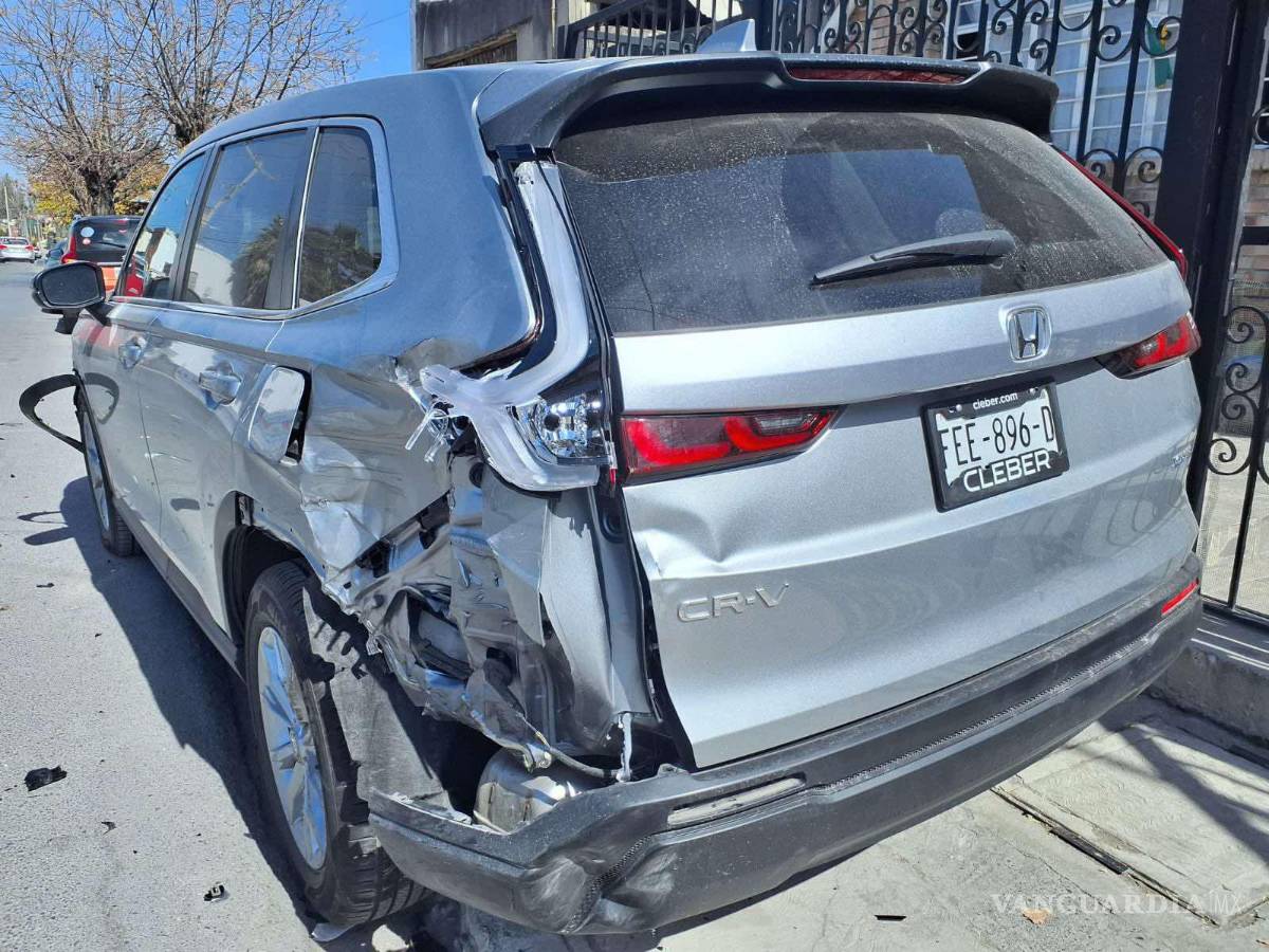 $!Eduardo “N” indicó que perdió el control de la unidad, lo que ocasionó que se impactara contra una camioneta Honda CR-V color gris.