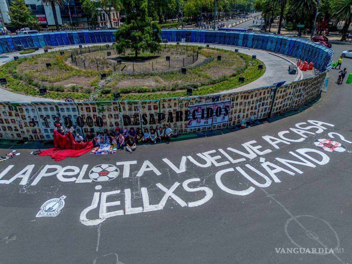 $!Colectivos de personas desaparecidas realizaron una intervención en las vallas de la Glorieta de las y los desaparecidos, para exigir justicia y las autoridades no se olviden de ellos ante la llega del mundial 2026.