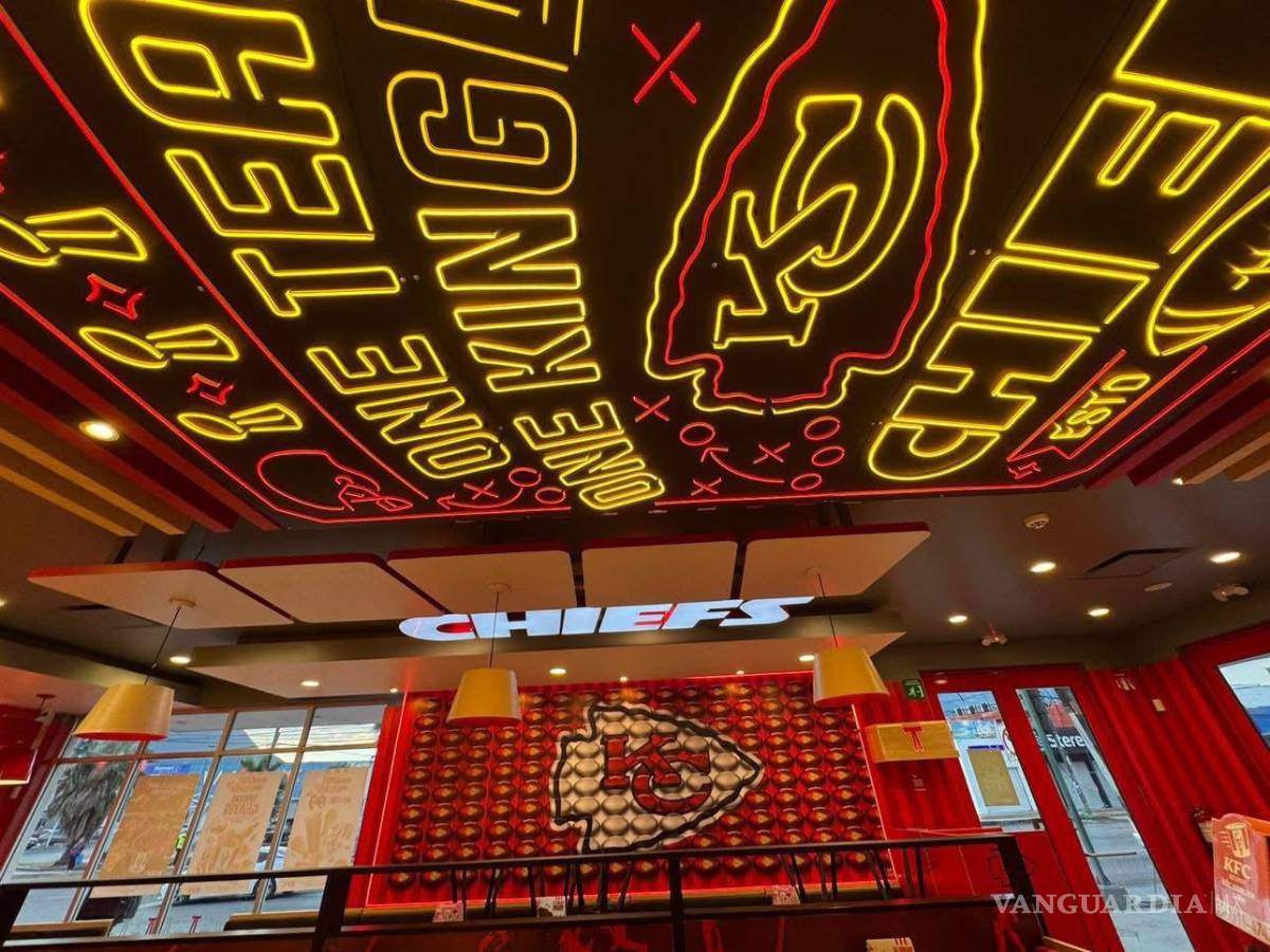 $!La sucursal KFC de Av. Chapultepec se convierte en un punto de reunión para los seguidores del equipo bicampeón del Super Bowl.