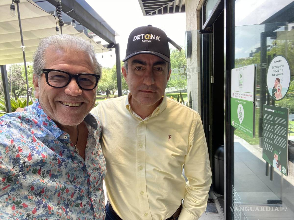 $!Oscar Elizondo, tecladista del Marrano Rosa, con el autor.