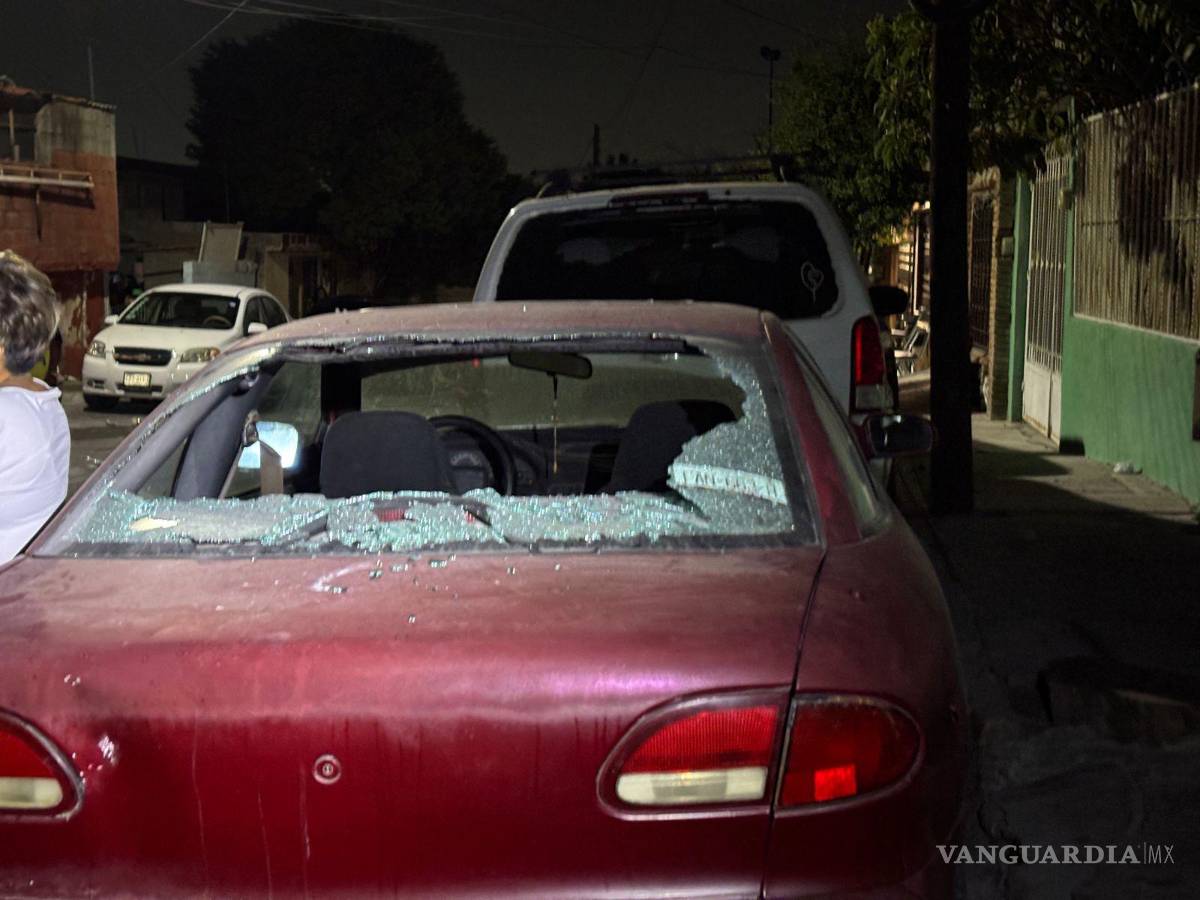 $!Vecinos reportaron el enfrentamiento que dejó vehículos dañados y provocó alarma en la zona.
