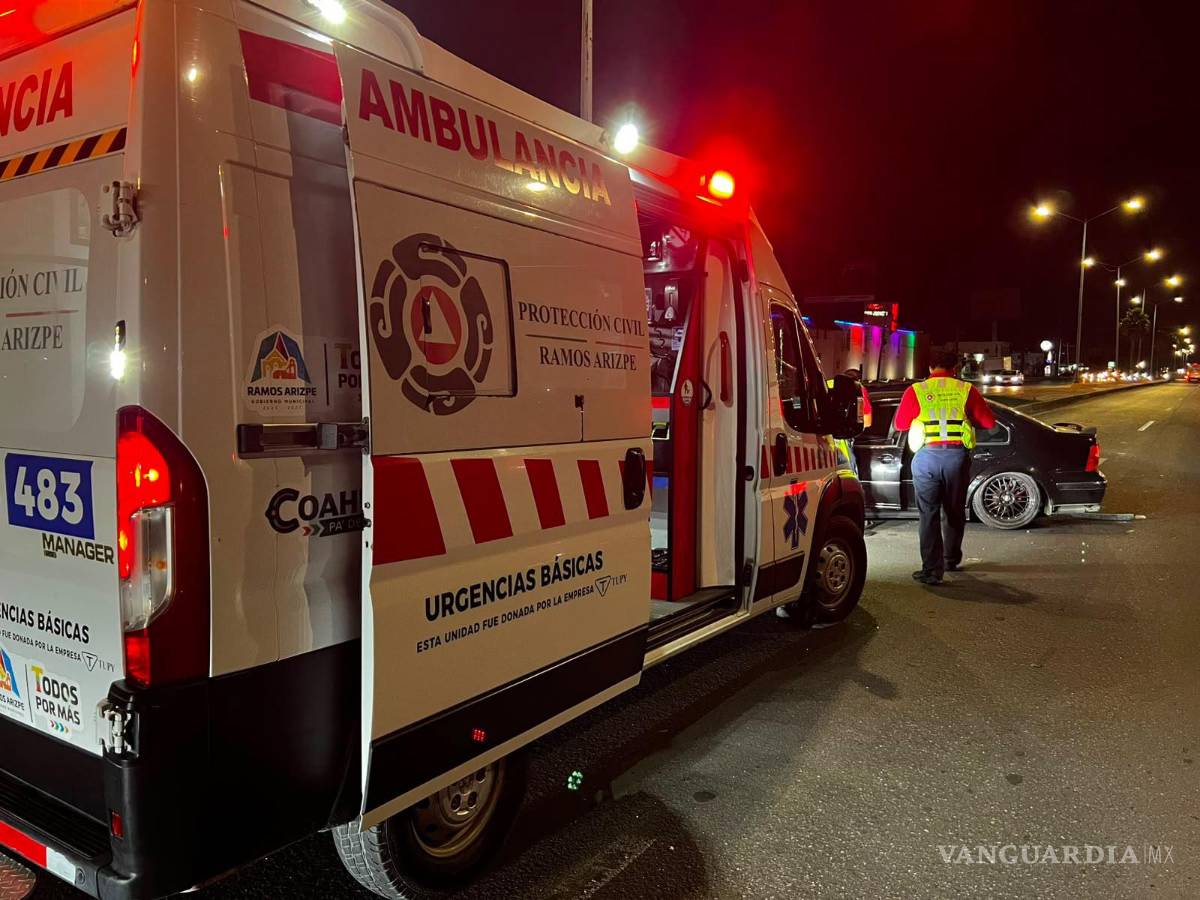 $!Paramédicos de Protección Civil y Bomberos brindaron atención al conductor antes de trasladarlo al IMSS.