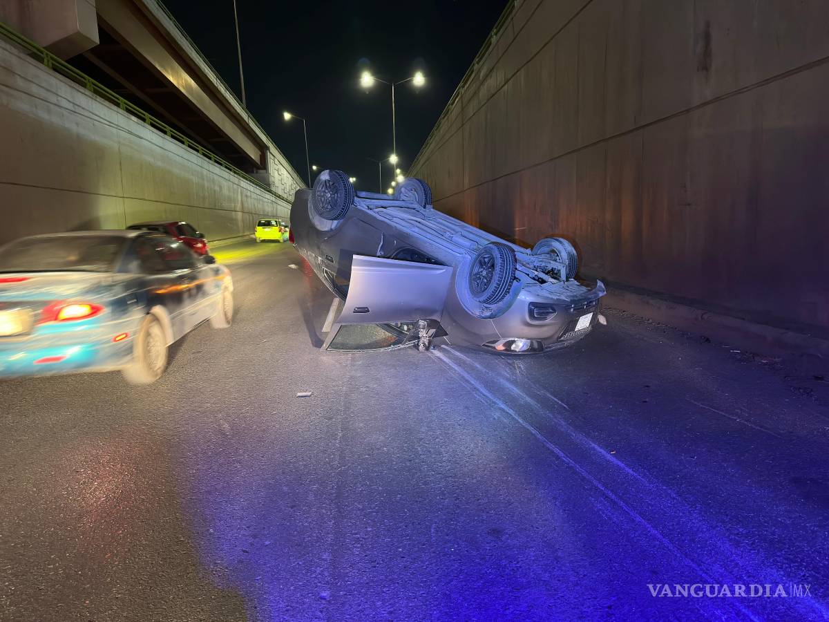 $!El impacto contra el muro de concreto provocó la volcadura del vehículo.