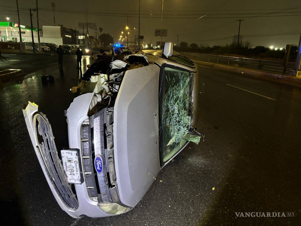 $!Para ponerse a salvo, el joven rompió el parabrisas y logró salir por sus propios medios del automóvil volcado.