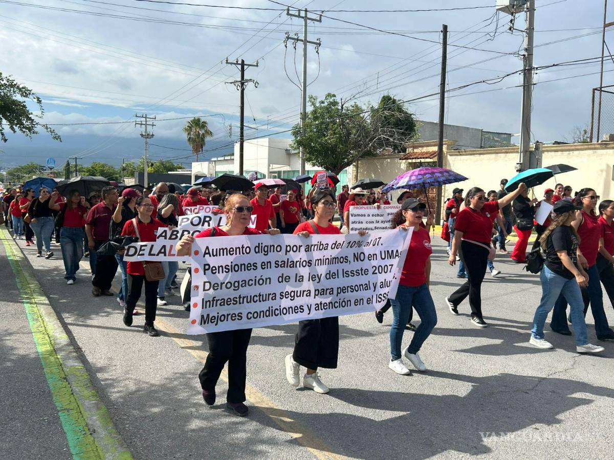 $!Durante la manifestación, los participantes expresaron su rechazo al sistema de cuentas individuales administradas por las Afores, al señalar que genera incertidumbre sobre los ingresos que recibirán al momento de retirarse.