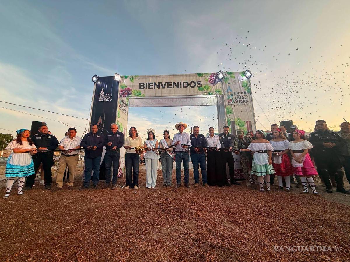 $!La llegada de más de 400 jinetes marcó el inicio oficial de la LXXIX Feria de la Uva y el Vino en Parras 2026.