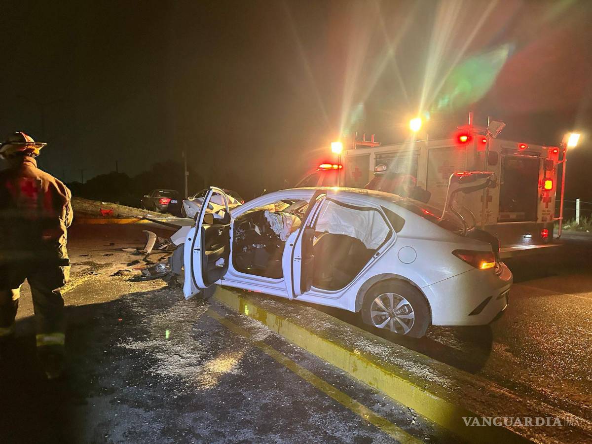 $!Los socorristas trabajaron en equipo para liberar al hombre atrapado en el vehículo.