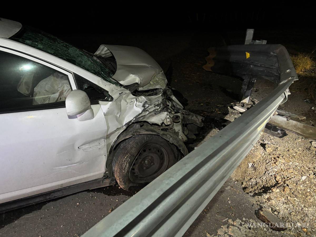 $!Paramédicos de la Cruz Roja atendieron al conductor en el lugar del accidente.