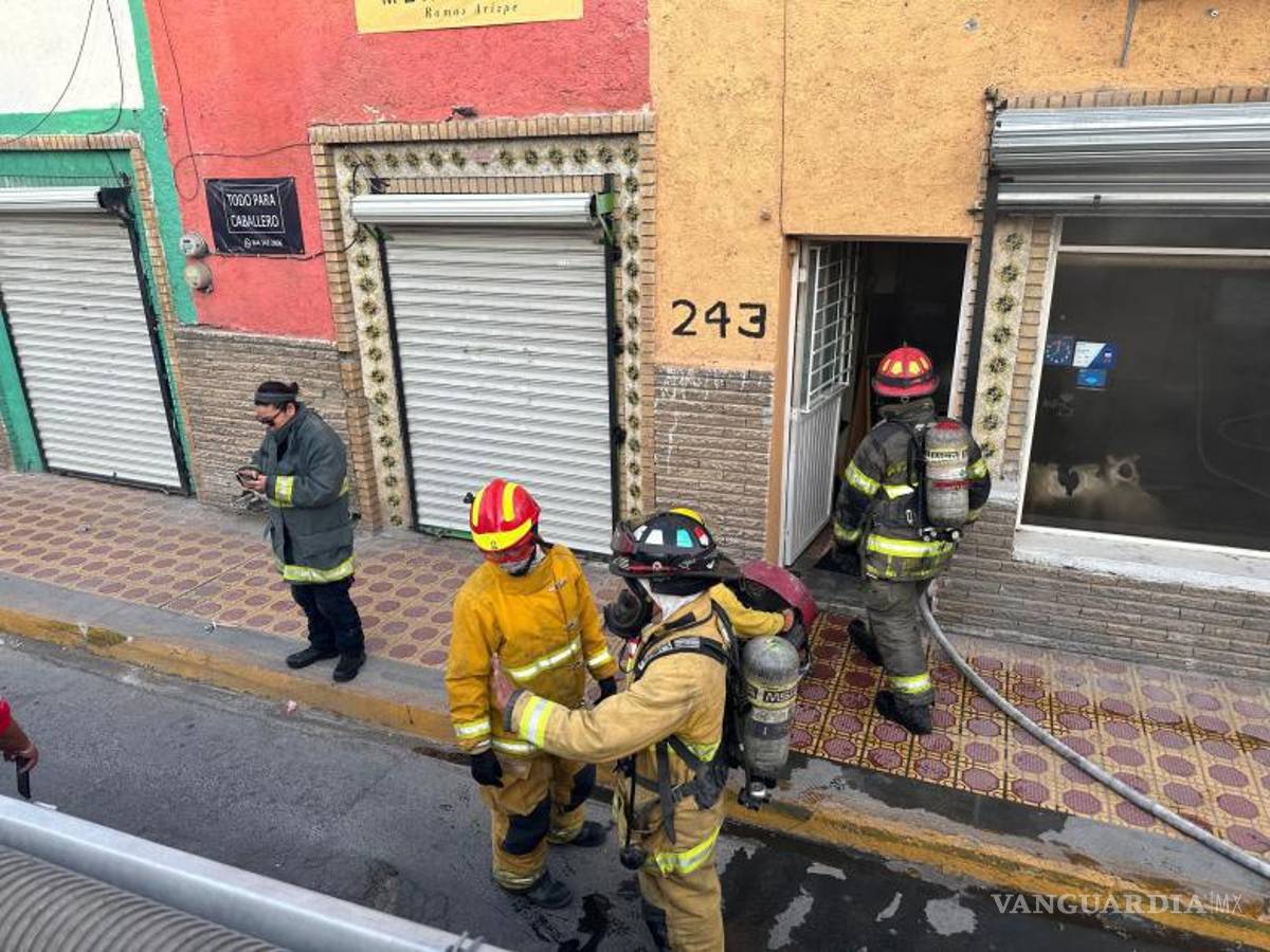$!Las llamas dejaron su huella en el negocio “La Casa del Queso” evidenciando la fuerza del incendio.