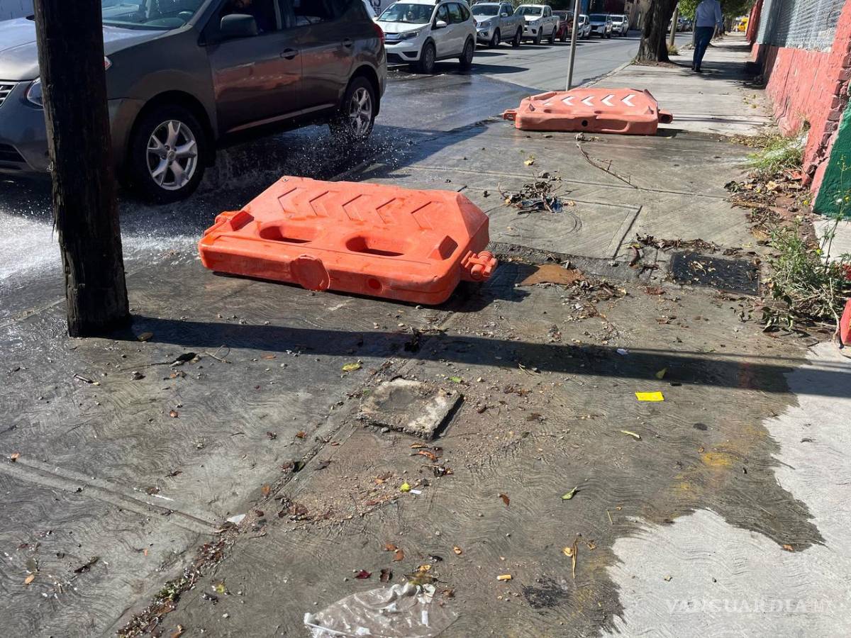 $!La filtración en la calle Purcell preocupa a los habitantes, quienes exigen la intervención de Aguas de Saltillo.