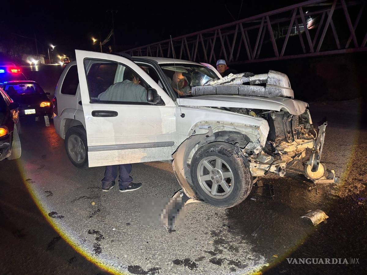 $!Ambos vehículos permanecieron sobre la vialidad, lo que provocó obstrucción parcial de la circulación.