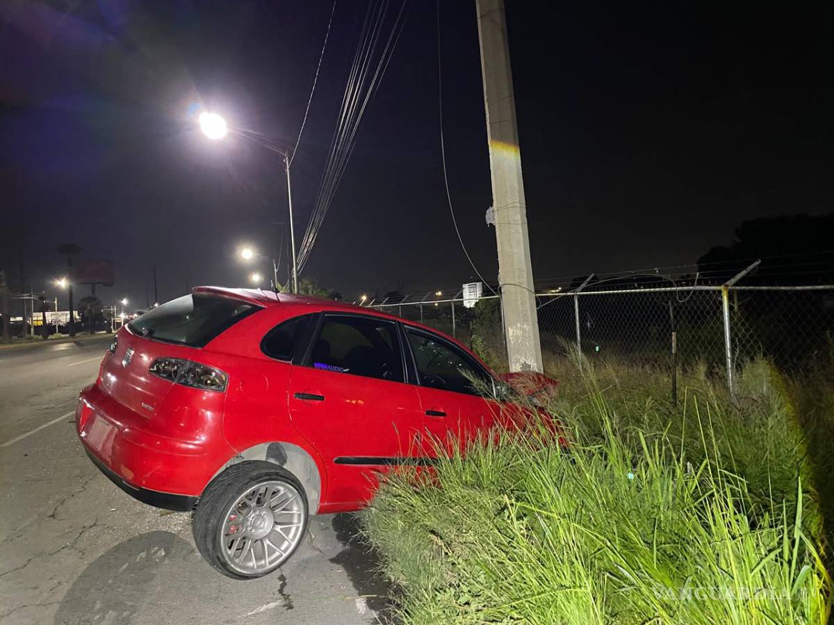 $!Personal de la CFE evaluó los daños en el poste y determinó que deberá ser reemplazado.