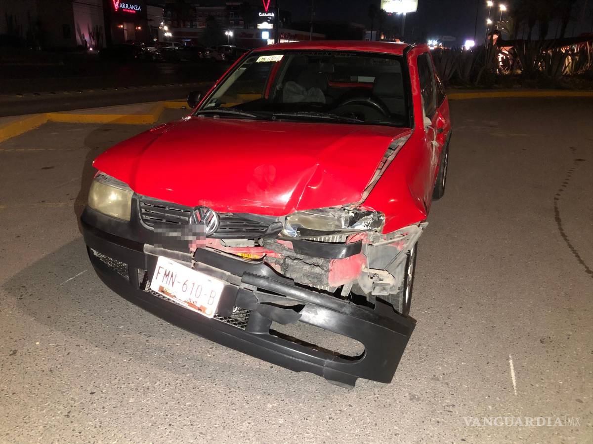 $!El Volkswagen Pointer afectado no logró avanzar más allá de la fábrica Deacero.