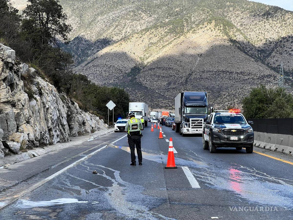 $!La Guardia Nacional y Policía Municipal cerraron temporalmente el tramo afectado de la carretera 57 para garantizar la seguridad de los conductores.