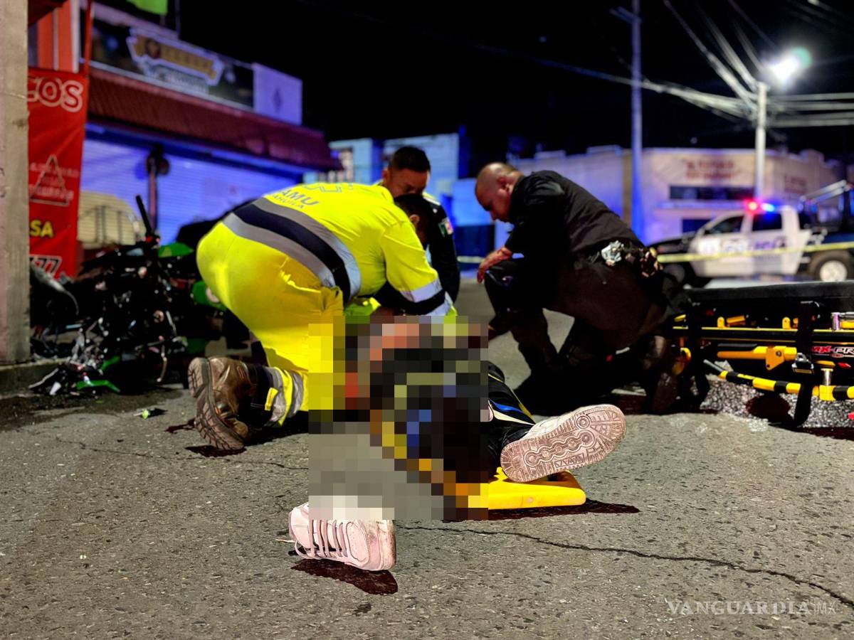$!El choque ocurrió en una curva del Centro, donde los jóvenes perdieron el control de la moto.