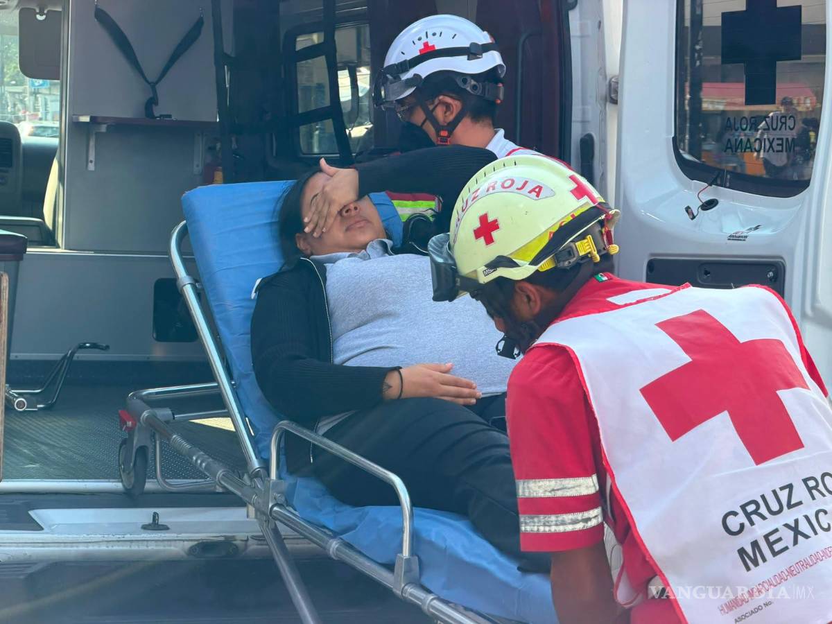 $!Paramédicos de la Cruz Roja trasladaron a la mujer embarazada a la Clínica 1 del IMSS tras la presunta agresión ocurrida en el Centro de Saltillo.