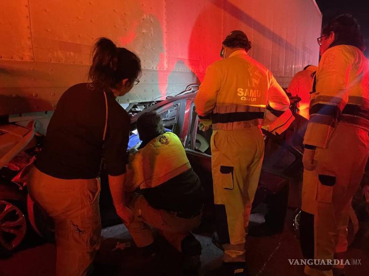 $!El percance dejó destrozado el compacto y prensó al afectado en su interior.