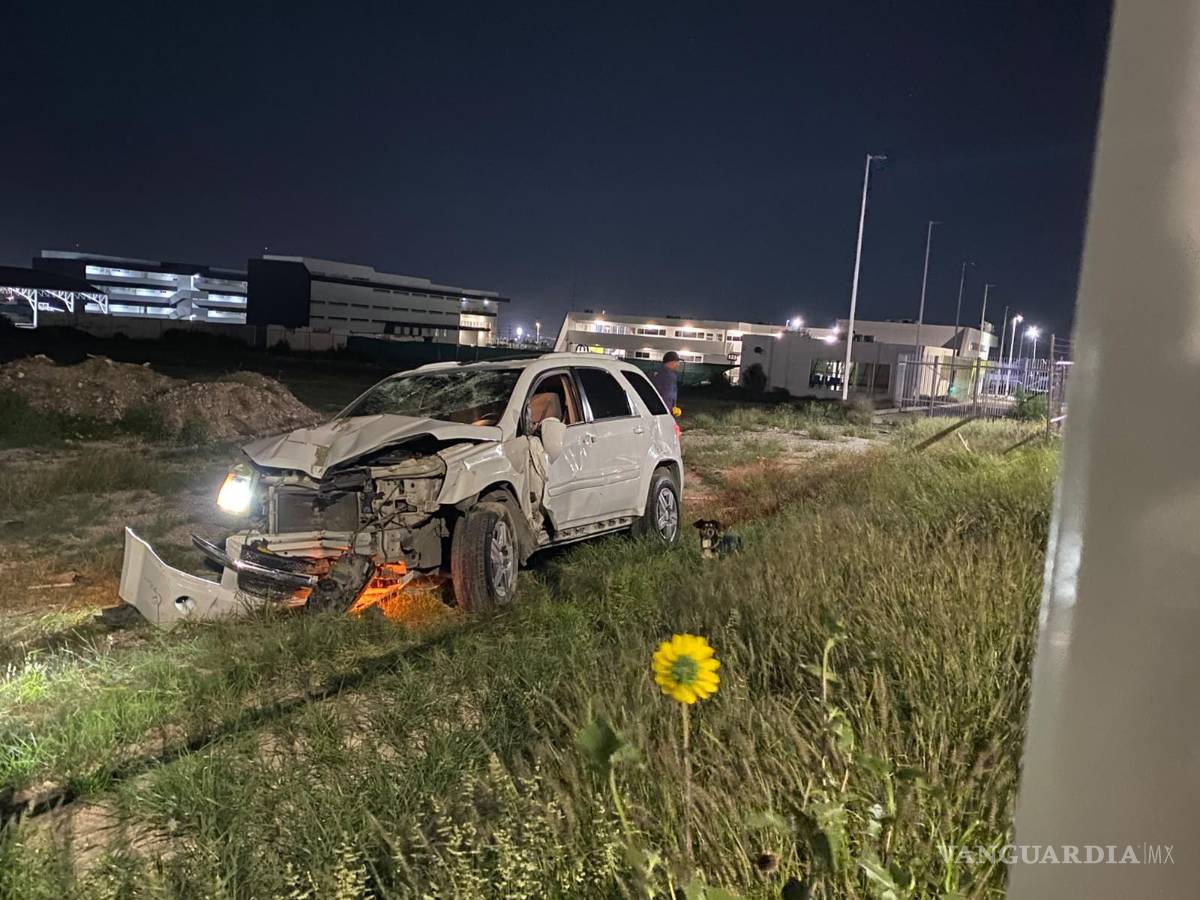 $!La camioneta Chevrolet terminó dentro de un área de terracería de la universidad luego de derribar la reja perimetral tras un fuerte impacto registrado durante la madrugada.