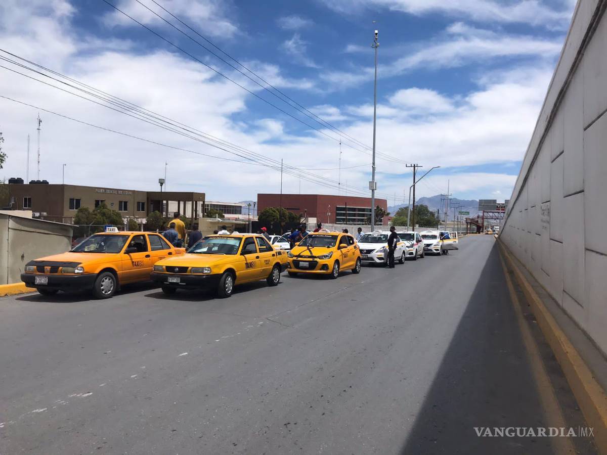 $!Los taxistas realizaron una manifestación por algunos minutos y después liberaron las vialidades.