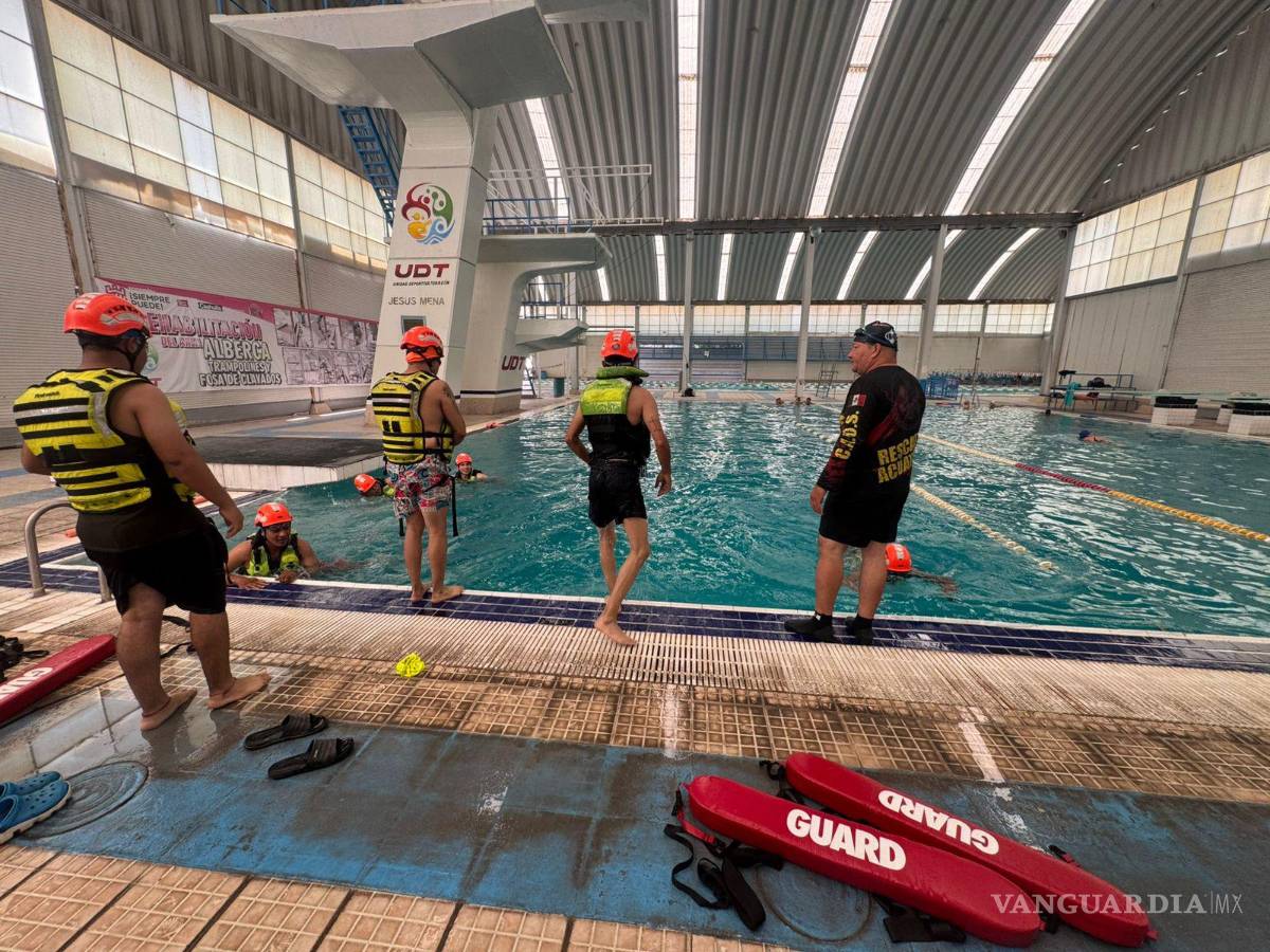 $!Elementos del Heroico Cuerpo de Bomberos entrenaron técnicas de flotación.