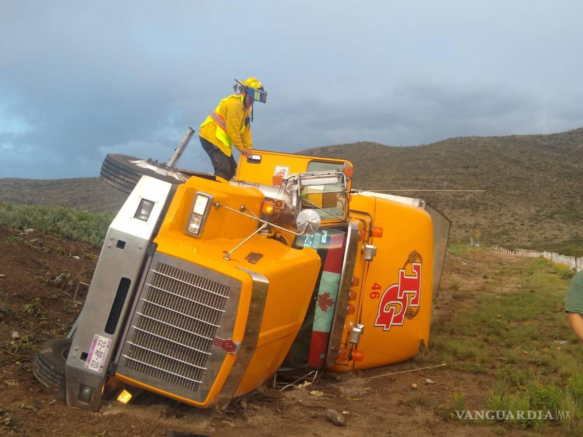 $!Vuelca tráiler con más de 20 toneladas de latas en la carretera a Zacatecas
